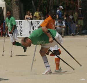 personas con piernas amputadas con muletas juegan al fútbol