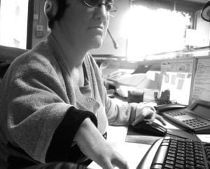 Una mujer en su puesto de trabajo (Foto presentada a la edición 10 del Concurso de Fotografía Digital del INICO - Fundación Grupo Norte)