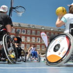 personas jugando al baloncesto en silla de ruedas