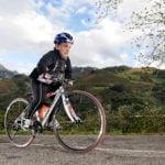persona con acondroplasia en bicicleta
