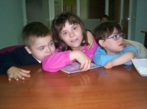 Tres niños Síndrome de Down.