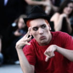 joven haciendo teatro