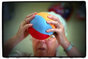 Mujer mayor realizando ejercicio con una pelota