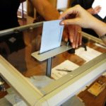 Persona votando en una urna