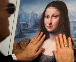 una persona con discapacidad visual toca un cuadro con sus manos