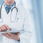 fotografía de un médico que examina un informe