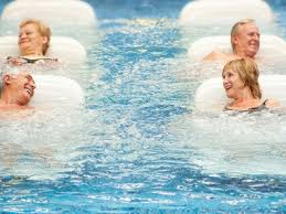 cuatro personas en una piscina