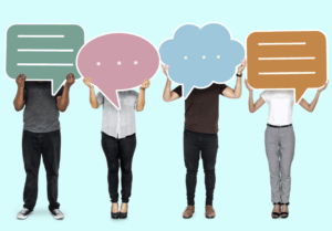 foto de cuatro personas que sujetan carteles con forma del "bocadillo" típico de los cómics