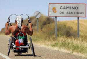 persona en silla de ruedas haciendo el camino de Santiago. Foto de Félix Ordóñez del Concurso de Fotografía Digital del INICO "Las personas con discapacidad en la vida cotidiana"