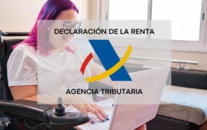 una mujer en silla de ruedas consulta unos papeles. Delante el log de la Agencia Tributaria