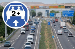 imagen de una carretera y la señal 2+: dos personas en un coche con el 2+ escrito