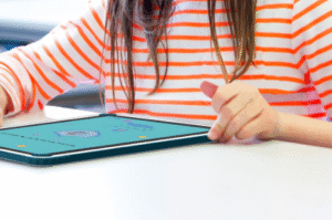 una niña maneja una tablet