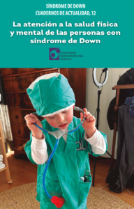 niño con síndrome de down vestido de enfermero
