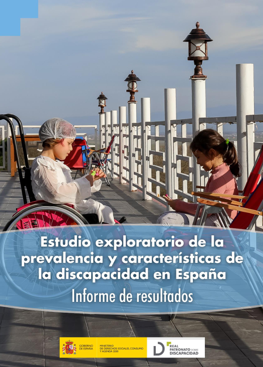 dos niñas (una en silla de ruedas) en una terraza