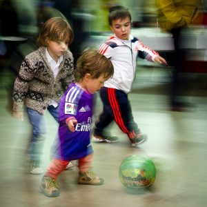 Matías e Ignacio, dos niños con acondroplasia, jugando con Javier al fútbol (Foto presentada a la edición 13 del  Concurso de Fotografía Digital del INICO - Fundación Grupo Norte)