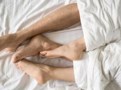 Sexo sexualidad pies de dos personas en una cama