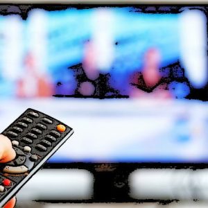 una mano sujeta un mando a distancia frente a una televisión