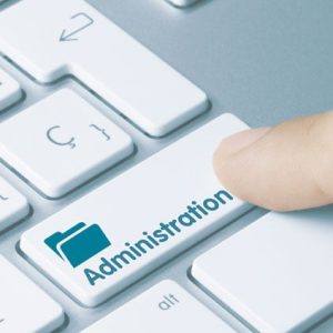 un dedo pulsa una tecla que pone Administración