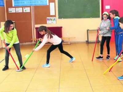 Niños haciendo deporte en un aula