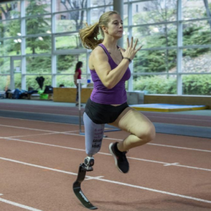 mujer con discapacidad física haciendo deporte