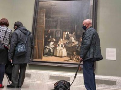 persona con discapacidad visual y su perro en un museo